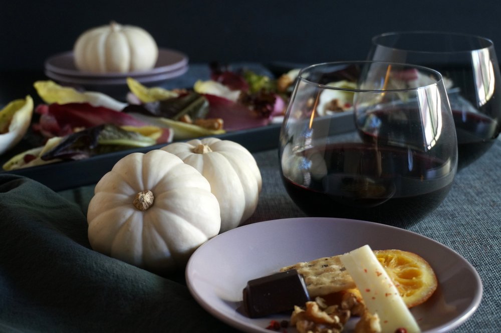 Elegant-and-modern-Halloween-tablescape-by-Kate-Simmons-27154