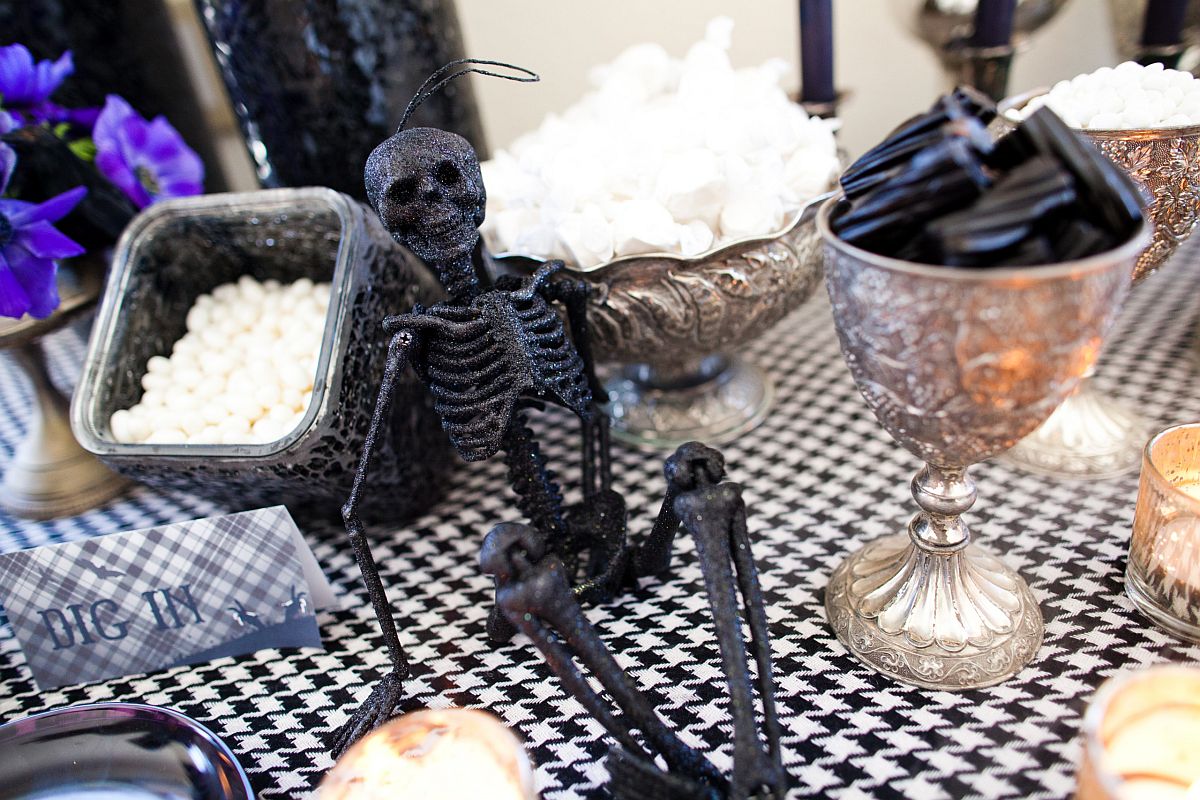 Finding-the-right-decorative-pieces-for-the-fab-Halloween-themed-party-table-75821