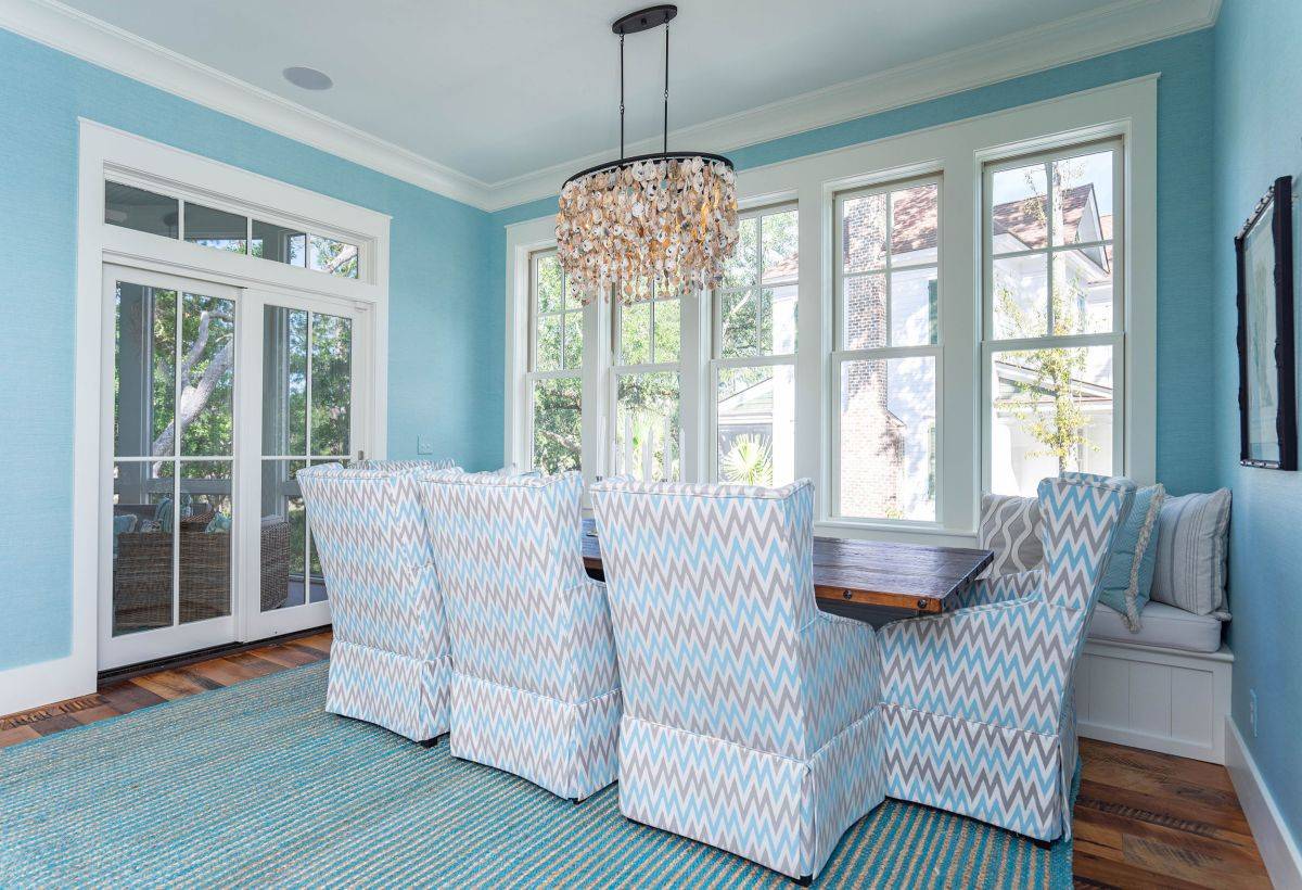 Lovely-blue-and-white-dining-room-where-blue-dominates-the-backdrop-24497