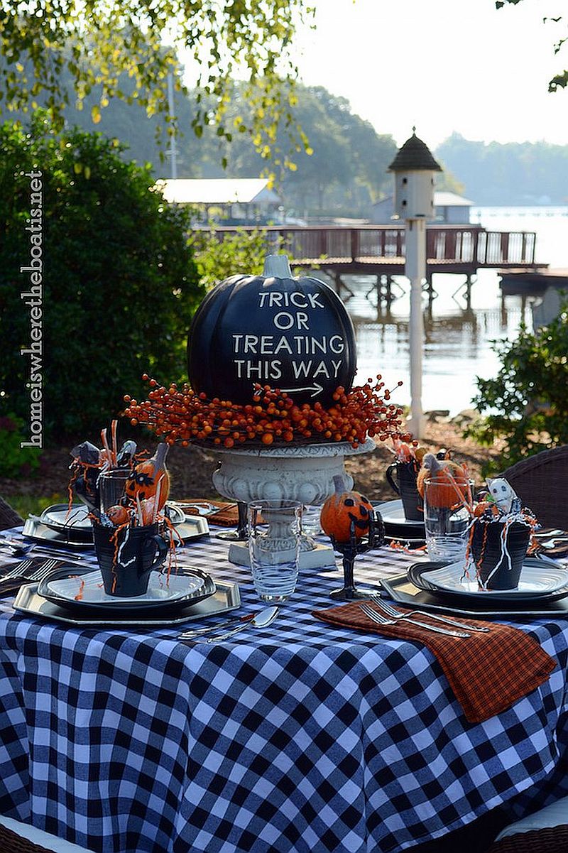 Outdoor-Halloween-table-decorated-beautifully-with-pumpkins-in-black-and-pops-of-orange-96867