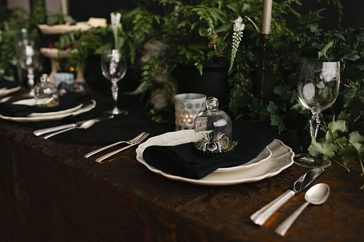 Picture-perfect-tablescape-for-dark-Halloween-dinner-party-is-an-absolute-showstopper-44429